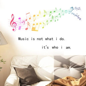 Stickers muraux notes de musique arc-en-ciel avec citation dans un salon lumineux