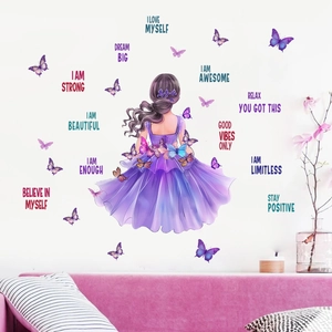 Dettaglio dell'adesivo murale ragazza in abito viola con farfalle e citazioni motivanti