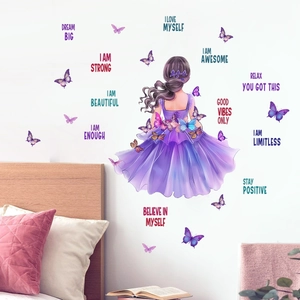 Adesivo murale ispiratore ragazza in abito viola con farfalle e citazioni per la camera