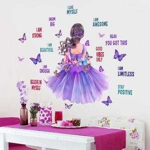 Adesivo murale ragazza in abito viola con farfalle colorate e scritte motivazionali