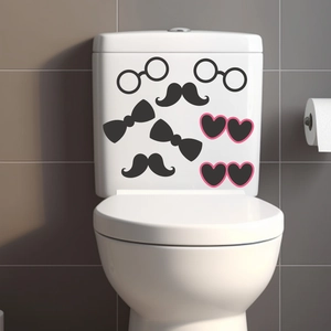 Primer plano de pegatinas decorativas de bigote y gafas en un tanque de inodoro