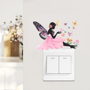 Détail de l'autocollant fée avec ailes de papillon et fleurs au-dessus de l'interrupteur