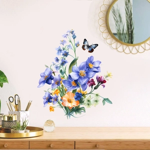 Sticker mural floral avec fleurs bleues et papillon sur un mur rose tendre d'intérieur