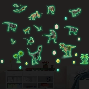 Stickers muraux dinosaures fluorescents montrant un décor de chambre d'enfant lueur verte