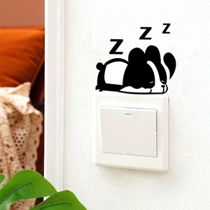 Sticker mural chiot endormi pour interrupteur dans une chambre à l'ambiance chaleureuse