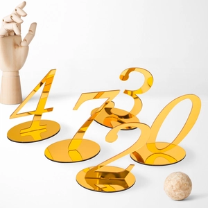 Goldene Tischnummern aus Acrylglas mit rundem Standfuß für Hochzeiten und Veranstaltungen