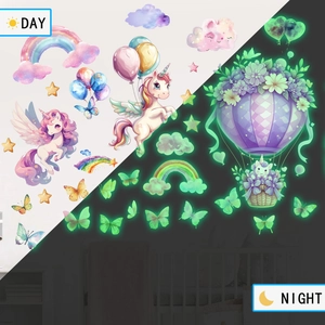 Adesivi murali unicorno e arcobaleno luminosi con effetto fluorescente giorno e notte