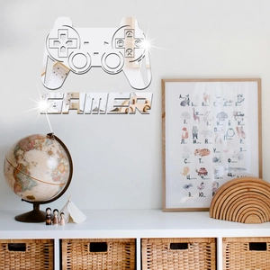 Detail van zilveren spiegelende acryl gamer muursticker met controller in een kinderkamer