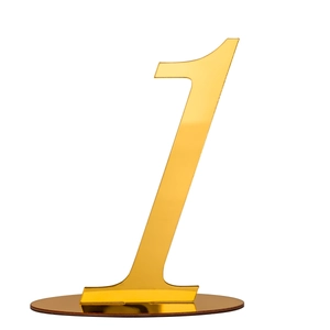 Nahaufnahme der goldenen Tischnummer eins aus Acryl mit rundem Sockel für Hochzeiten