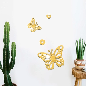 Détail de stickers muraux papillons 3D en miroir doré avec motifs floraux ajourés élégants