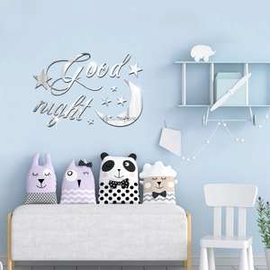 Detail van de Good Night spiegelwandstickers met sterren en maan in een gezellige kinderkamer