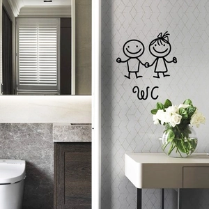 Sticker mural WC noir minimaliste avec un joli couple de dessins animés pour salle de bain
