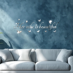 Détail de décoration murale 3D miroir 'Her vibe is beautiful' avec des papillons argentés