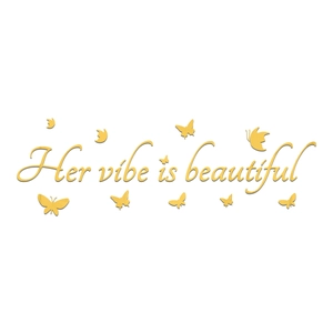 Vue détaillée de l'art mural en acrylique miroir doré avec texte Her vibe is beautiful et papillons