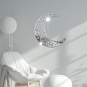 Dettaglio dell'adesivo murale luna in acrilico argento con motivi geometrici a stella