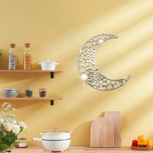 Dettaglio adesivo murale a specchio con luna argentata e intagli geometrici nella cucina