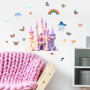 Détail de stickers muraux château et arc-en-ciel dans une chambre de fille chaleureuse