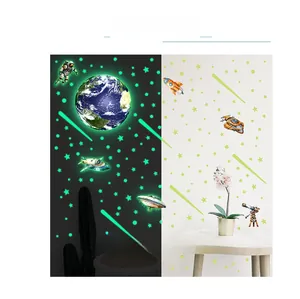 Comparaison de stickers muraux lumineux avec lune et astronaute en vue nocturne et diurne