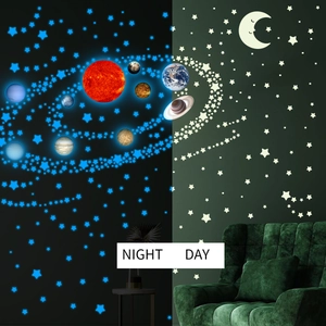 Stickers muraux système solaire lumineux montrant l'effet bleu de nuit et scène de jour