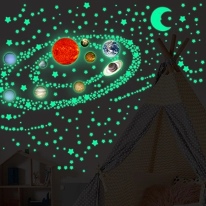 Stickers muraux système solaire fluorescents montrant planètes et étoiles dans le noir