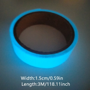 Makroaufnahme von 1,5cm breitem Leuchtband mit 3M Länge und hellblauer Fluoreszenz im Dunkeln