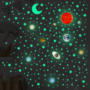 Stickers muraux système solaire fluorescents avec étoiles dans une chambre d'enfant
