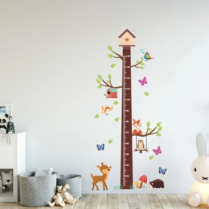 Dettaglio dell'adesivo murale foresta con scala graduata 30-140cm per bambini
