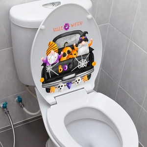 Détail de l'autocollant de camion nain d'Halloween sur un couvercle de toilette blanc