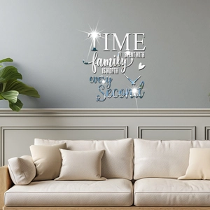 Détail de stickers muraux miroir en acrylique argenté avec citation sur un mur bleu texturé