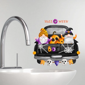 Stickers Halloween de gnomes avec citrouilles et camion crâne sur mur gris clair