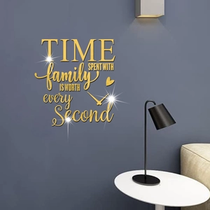 Vue détaillée du sticker mural miroir acrylique doré avec citation famille sur mur foncé