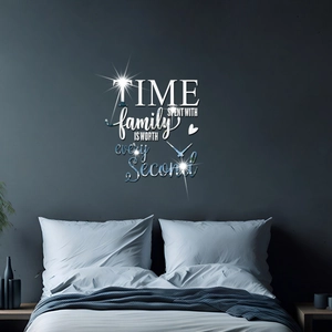 Détail de l'horloge murale miroir en acrylique avec le lettrage 'Time spent with family'