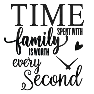 Détail du sticker mural en acrylique avec citation familiale et décor d'horloge