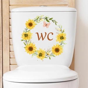 Détail d'autocollant WC avec couronne de tournesols et papillons roses sur le réservoir