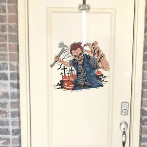 Detail eines Halloween-Türaufklebers mit Zombie-Skelett und Kürbis auf einer weißen Tür