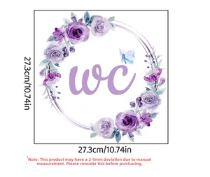 Dettaglio adesivo murale ghirlanda fiori viola con scritta WC e farfalla blu