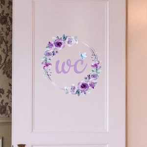Adesivo da parete con ghirlanda floreale viola e scritta WC per decorazione porta bagno