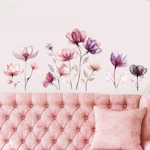 Autocollants muraux fleurs roses réalistes sur un mur blanc au-dessus d'un canapé de salon
