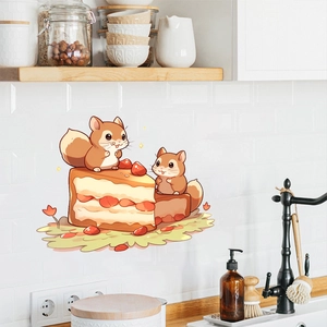 Détail d'écureuils mignons mangeant un gâteau aux fraises, stickers muraux de cuisine