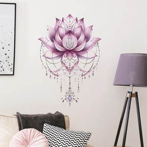 Sticker mural mandala lotus violet avec pendentifs géométriques pour décor de salon