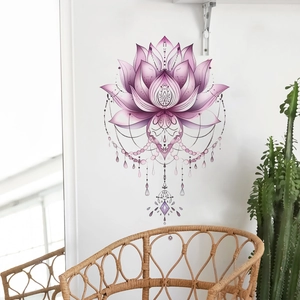Détail d'autocollant mural fleur de lotus violette avec ornements mandala sur un mur blanc