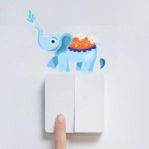 Détail de l'autocollant mural éléphant de dessin animé sur interrupteur double blanc