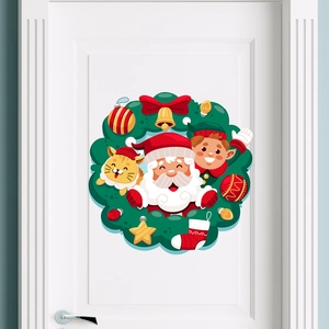 Détail d'un autocollant mural couronne de Père Noël festive sur une porte blanche