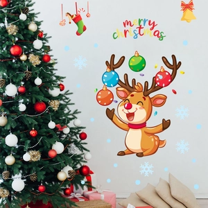 Sticker mural détaillé représentant un renne de dessin animé et des boules de Noël