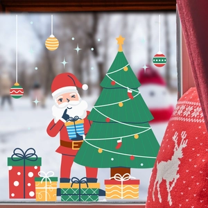 Adesivi natalizi per finestre con Babbo Natale e albero su vetro con sfondo di neve esterna