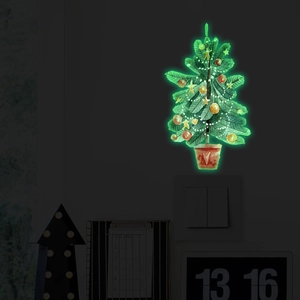 Autocollant mural sapin de Noël phosphorescent près de l'interrupteur