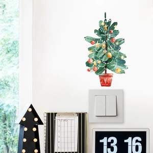 Sticker mural sapin de Noël aquarelle détaillé appliqué au-dessus d'un interrupteur
