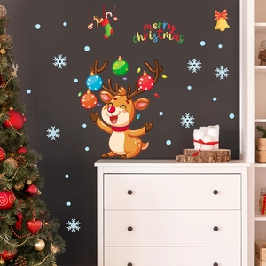 Détail de stickers muraux Joyeux Noël avec renne et flocons de neige sur un mur gris