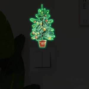 Sticker mural sapin de Noël lumineux avec étoiles et boules rouges brillant dans le noir