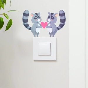 Sticker mural mignon avec deux ratons laveurs et cœur rose pour interrupteur